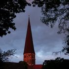 Der Turm von St. Marien in Salzwedel im letzten Abendlicht