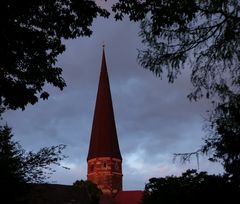 Der Turm von St. Marien in Salzwedel im letzten Abendlicht