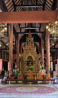 ...der turmförmige Altar im Ubosot im Wat Phra Singh...