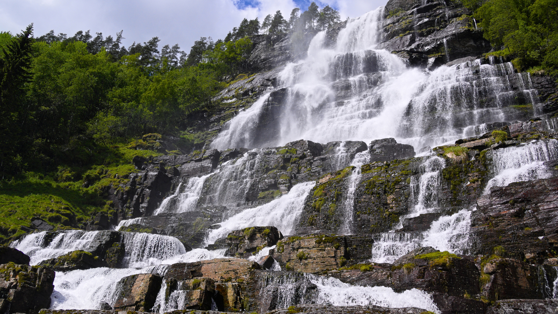 Der Tvindefossen, für mich einer der schönsten Wasserfälle Norwegens.