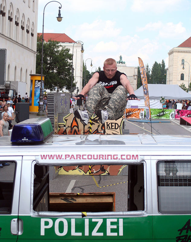 der über das polizei auto hüpft ;-)