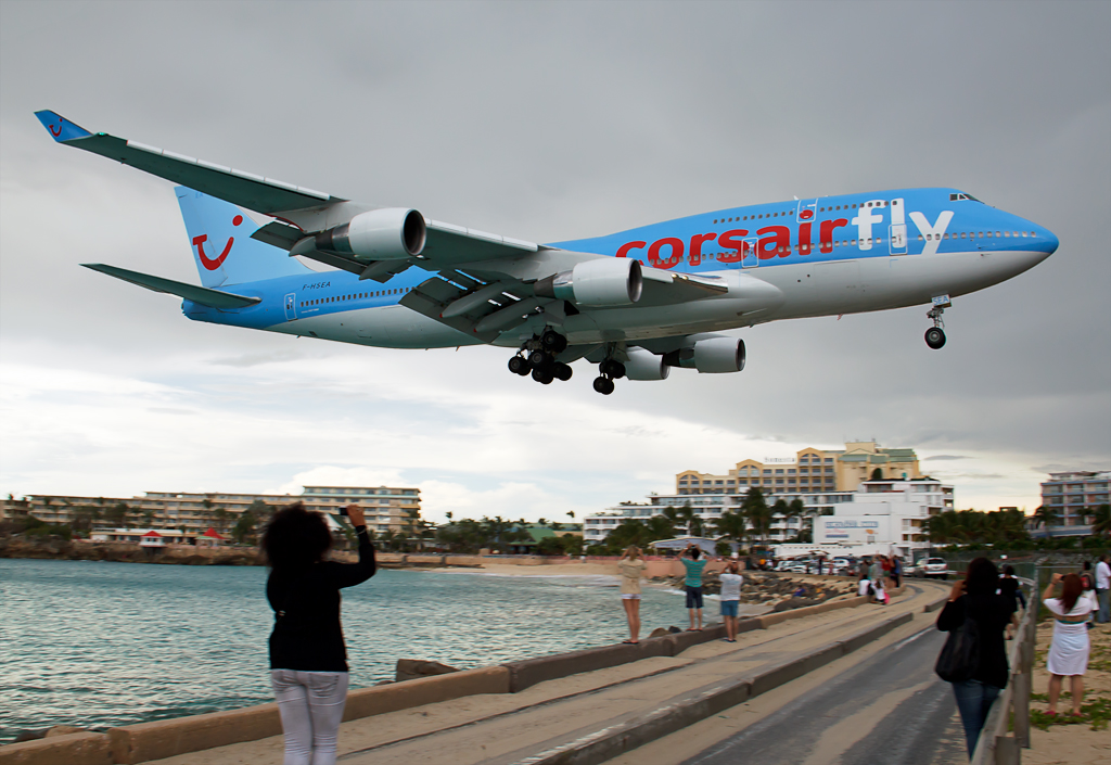 der Überflug des Jumbo, Corsair 747 in St.Maarten