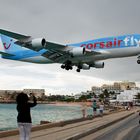 der Überflug des Jumbo, Corsair 747 in St.Maarten