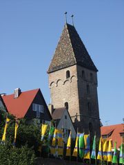 Der Ulmer Metzgerturm mit der davor liegenden Stadtmauer (Donauseite).