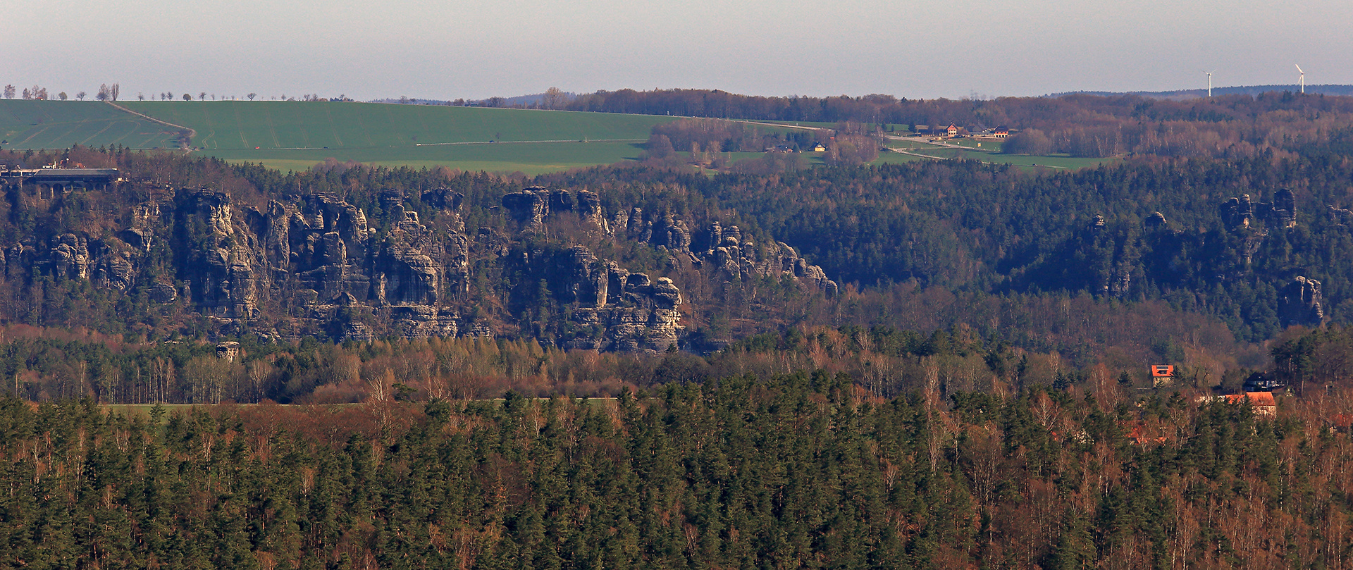 Der umgekehrte Blick von der Festung Königstein zur Bastei...