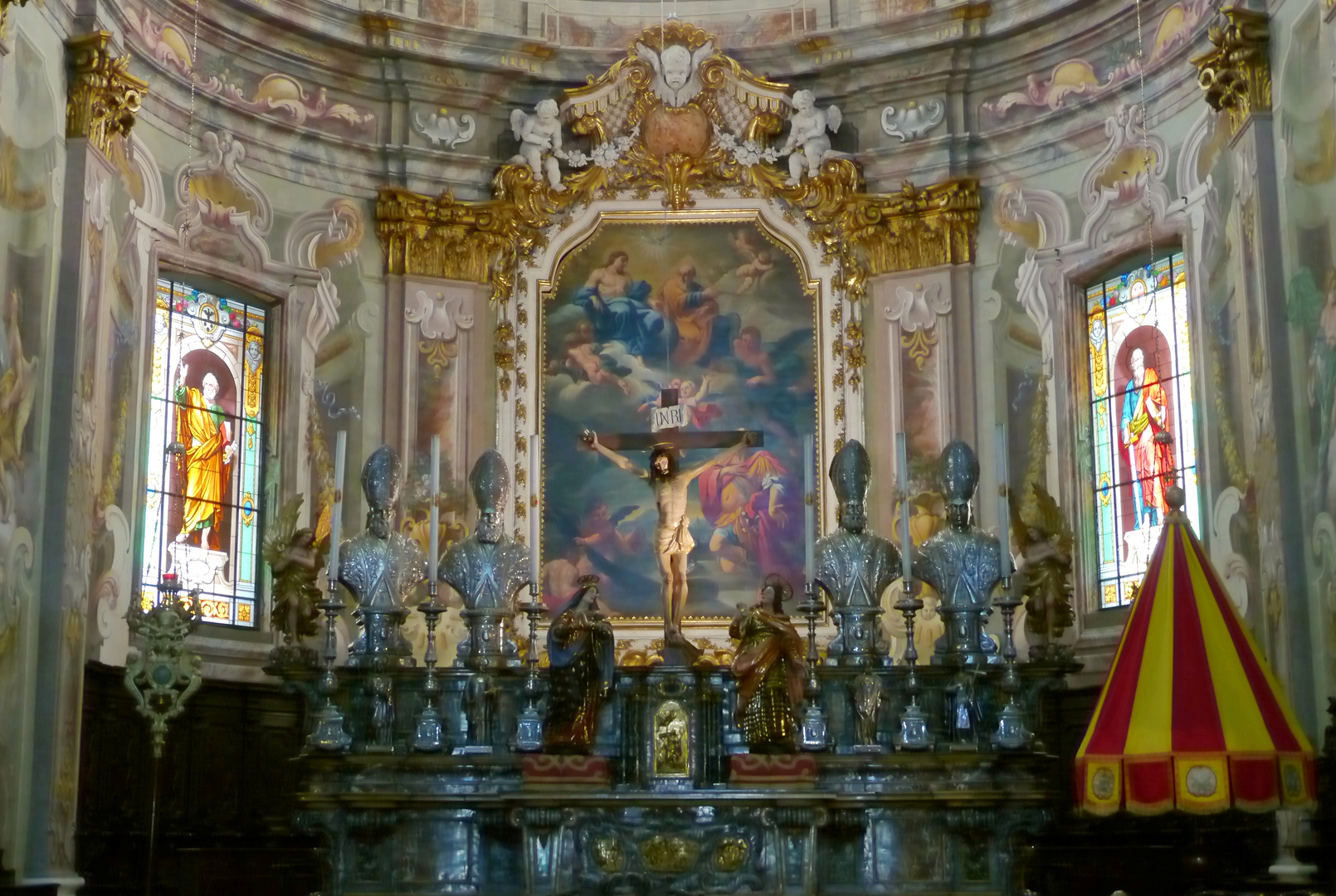 Der ungewöhnliche Altar der Basilica San Vittore ...