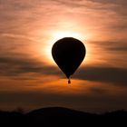 der untergehenden Sonne (entgegen)