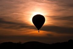 der untergehenden Sonne (entgegen)