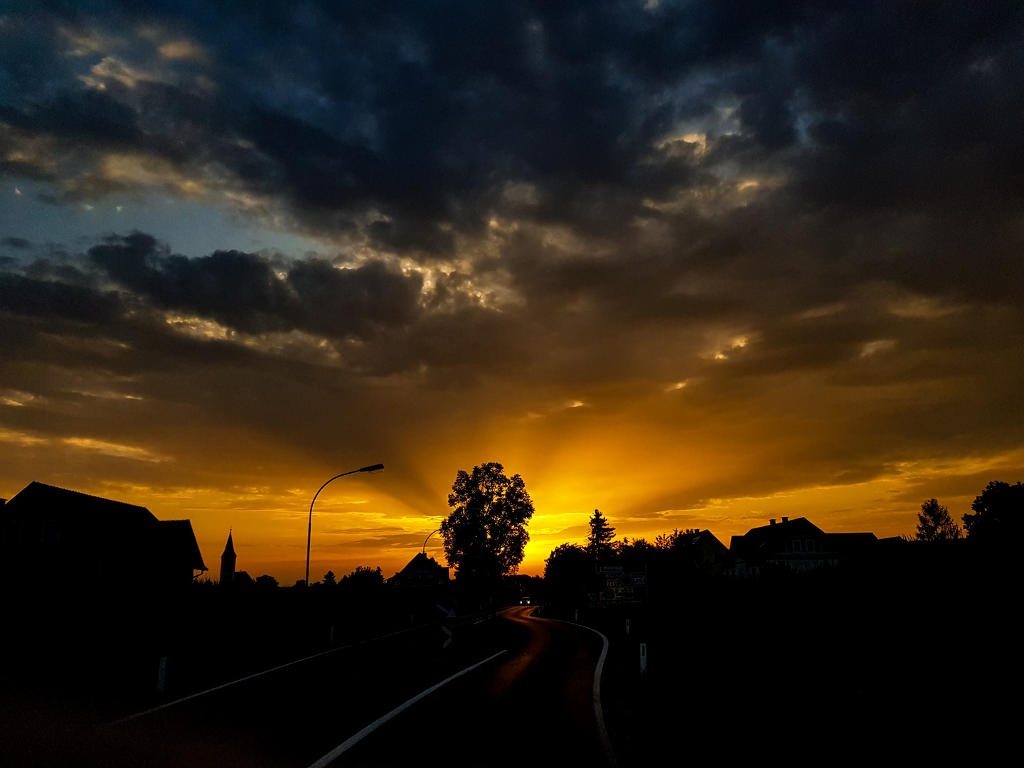 Der untergehenden Sonne entgegen