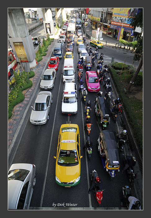 Der Verkehr in Bangkok ...