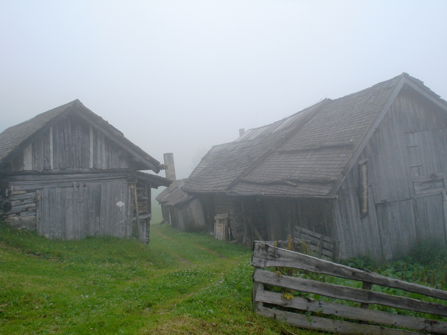 Der verlassene Bergbauernhof im Nebel