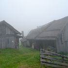 Der verlassene Bergbauernhof im Nebel