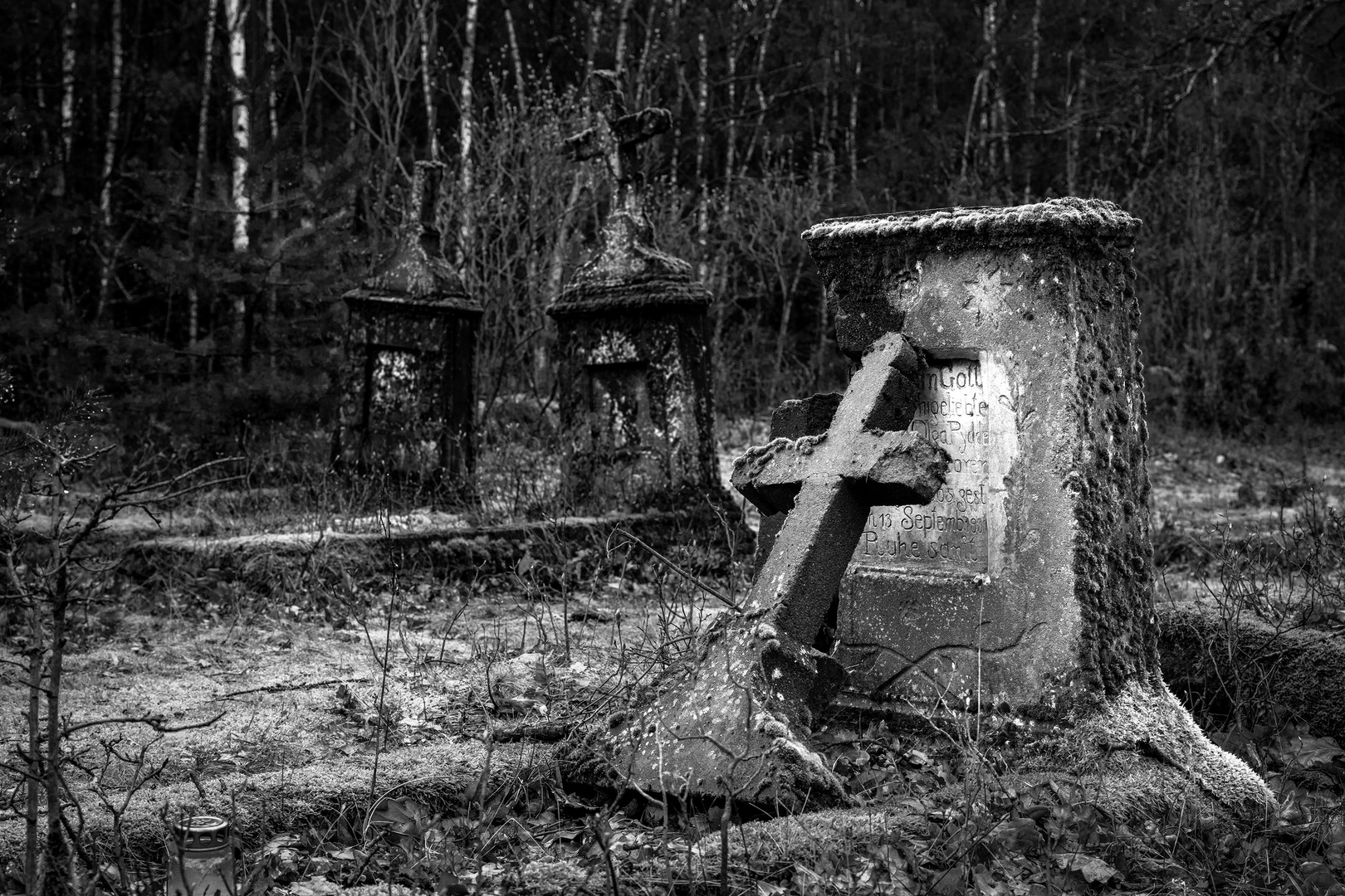 Der verlassene Friedhof im Wald 5