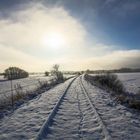 Der verschneite Bahndamm