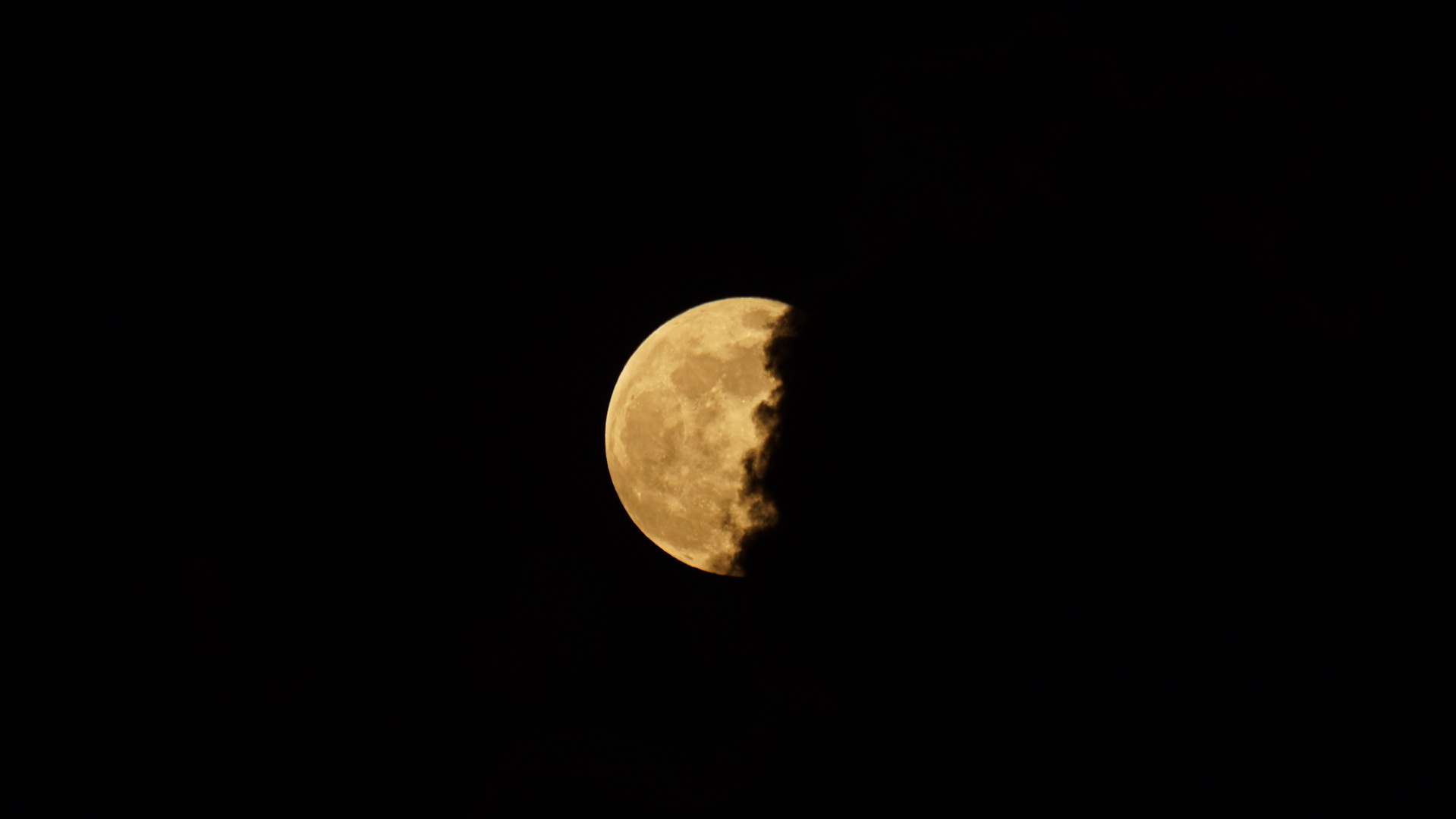 Der verschwindende Vollmond hinter der Wolke