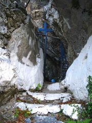 Der versteckte Eingang zur Höhlenkirche Panagía Makriní bei Kallithéa /SAMOS