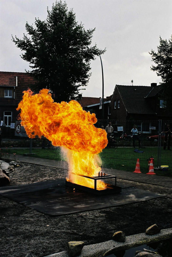 Der Versuch, einen Fettbrand mit Wasser zu löschen I