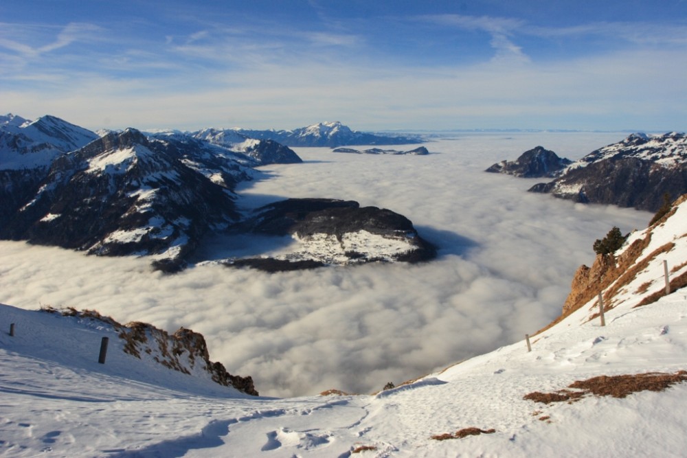 Der Vierwaldstättersee unter dem Nebeldeckel