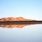 der Vogelsee in Merzouga Marokko den Erg Chebbi Sandkasten im Hintergrund