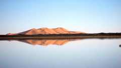 der Vogelsee in Merzouga Marokko den Erg Chebbi Sandkasten im Hintergrund