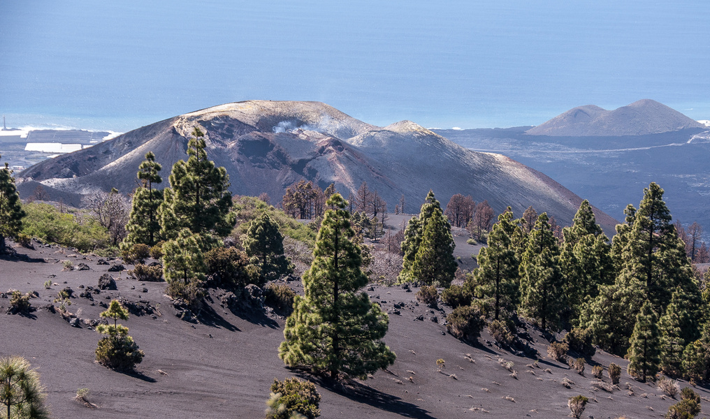 der Volcán de Tajogaite immer noch ausgasend