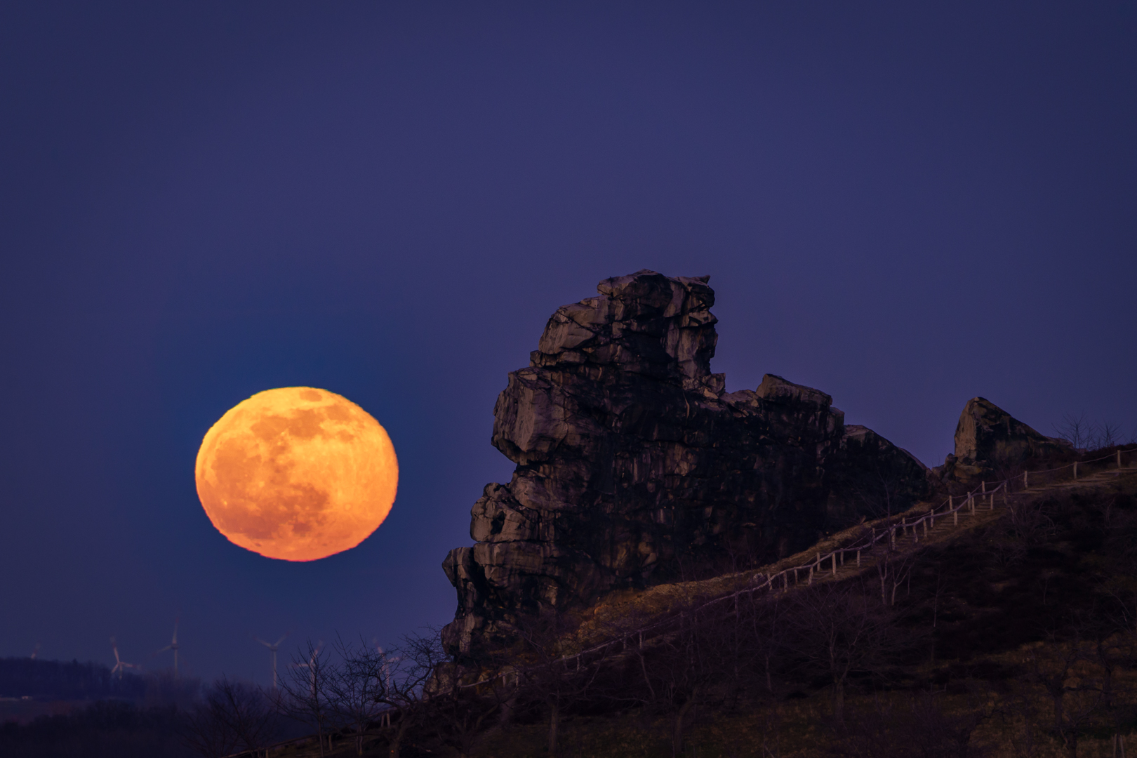 Der Vollmond an der Teufelsmauer