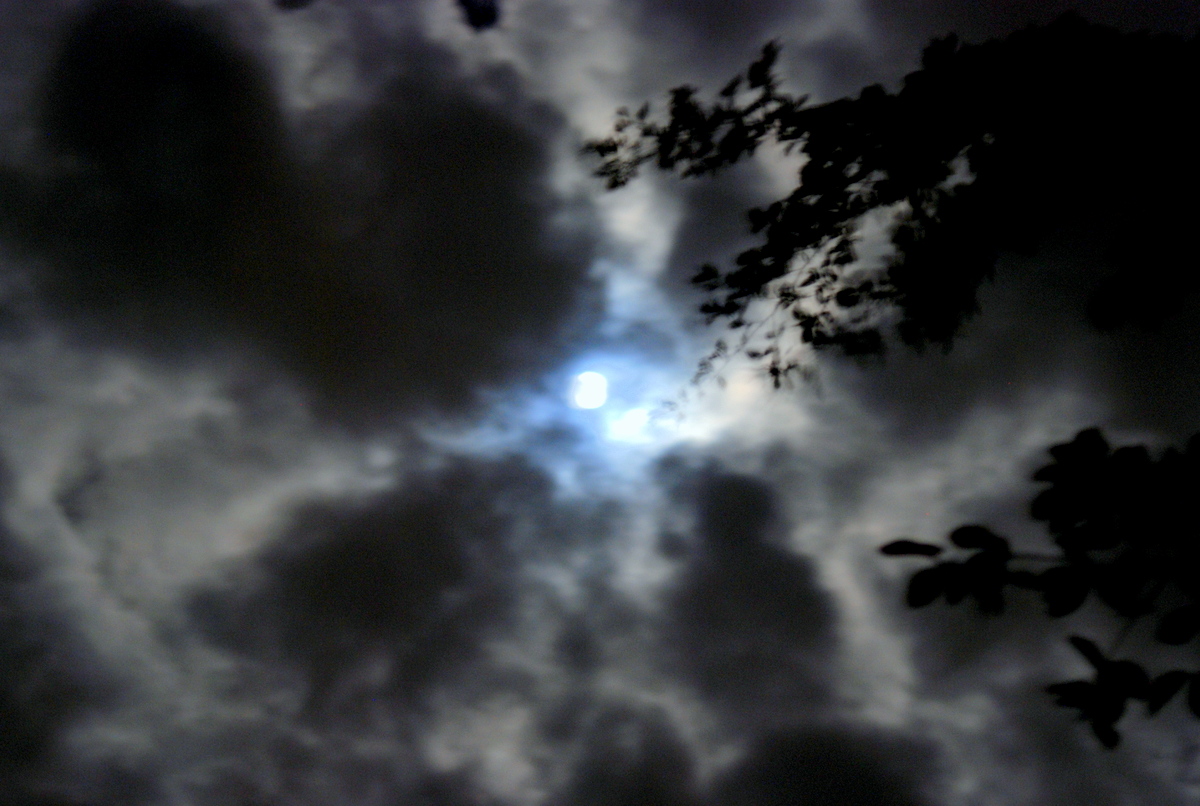 Der Vollmond in einer bewölkten Nacht.