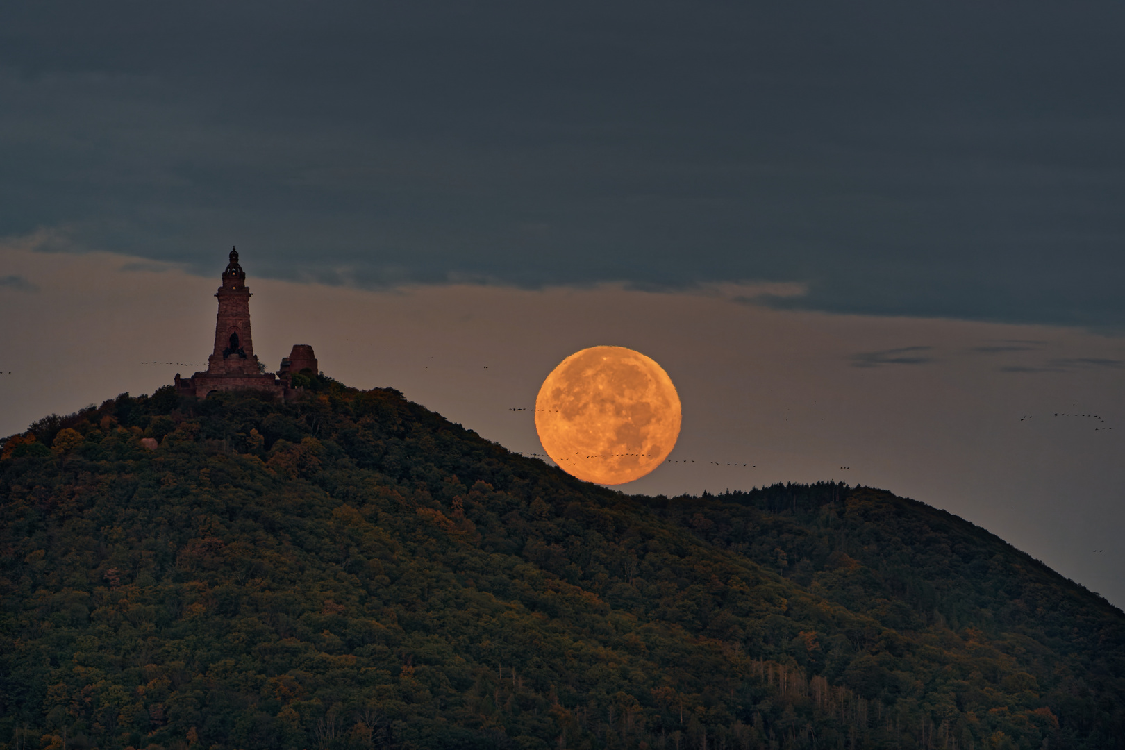 Der Vollmond rollt vom Kyffhäuser