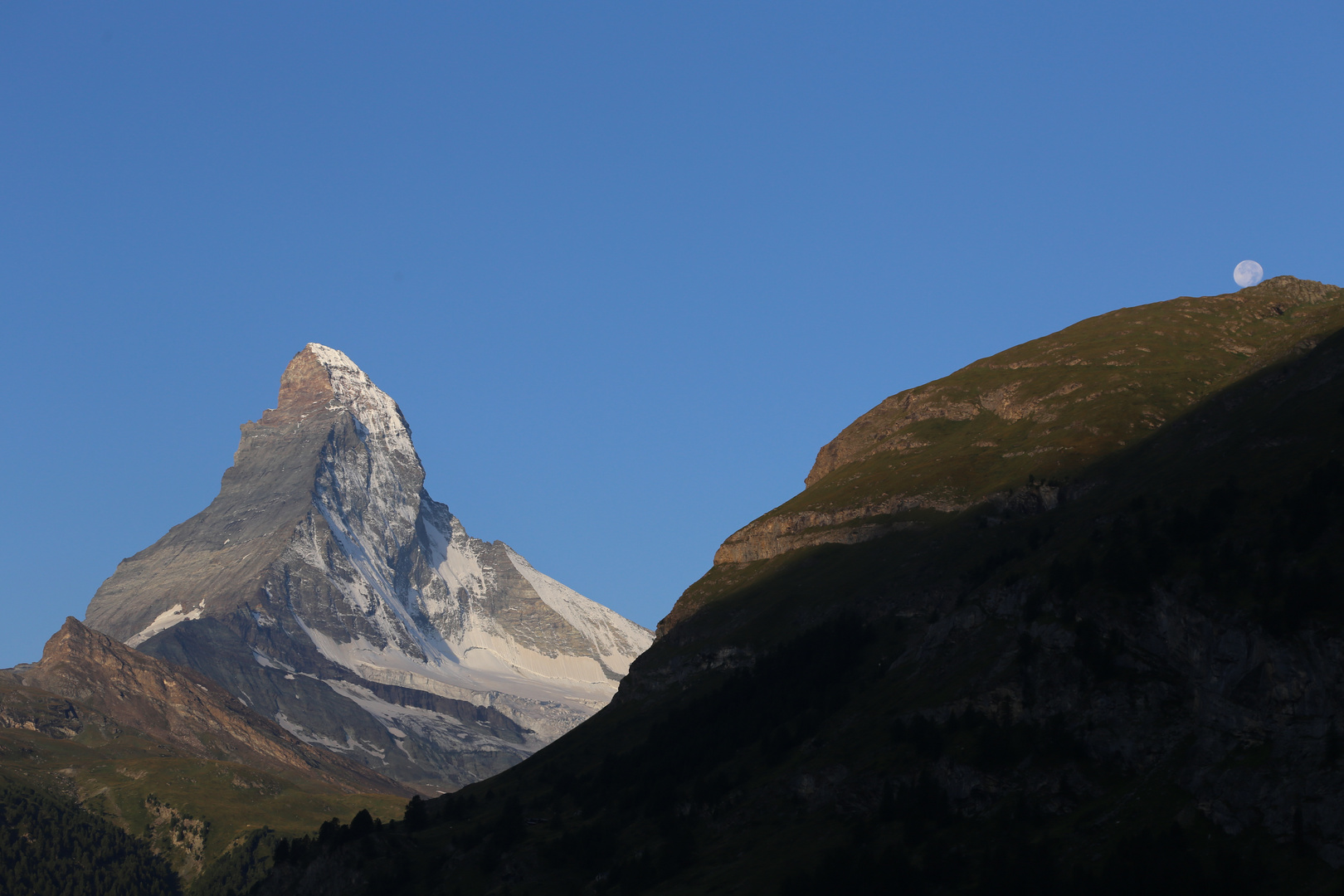 Der Vollmond rollt zum Matterhorn