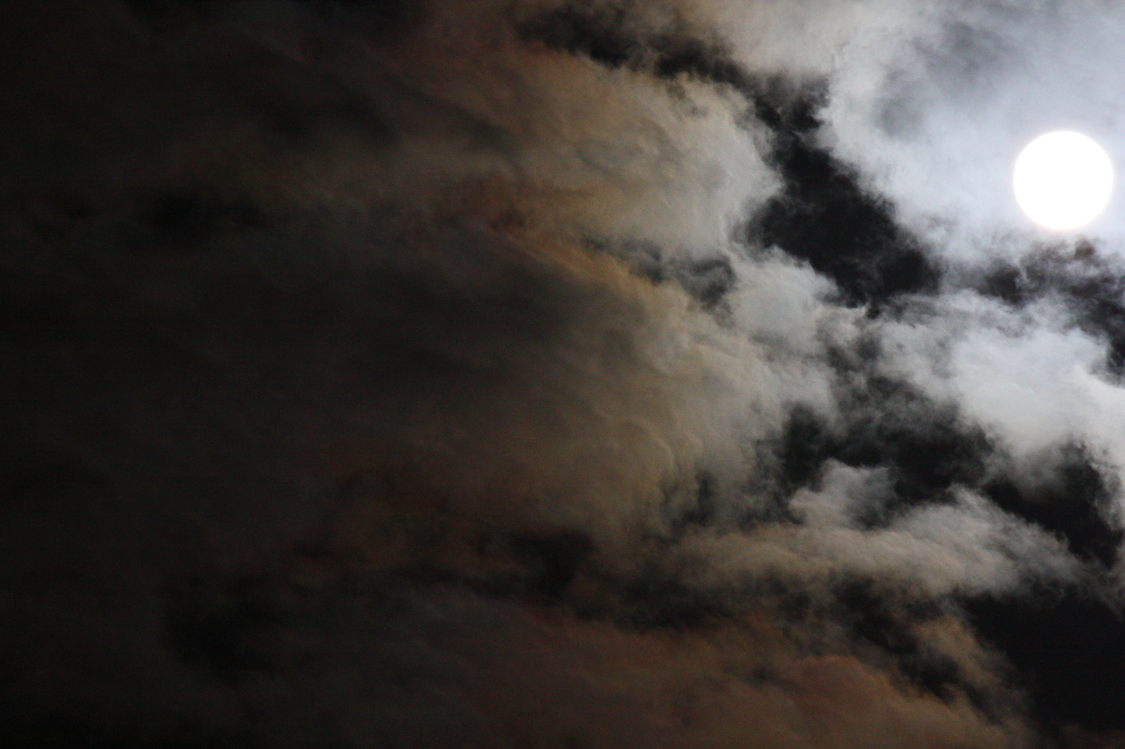 Der Vollmond und die Wolken