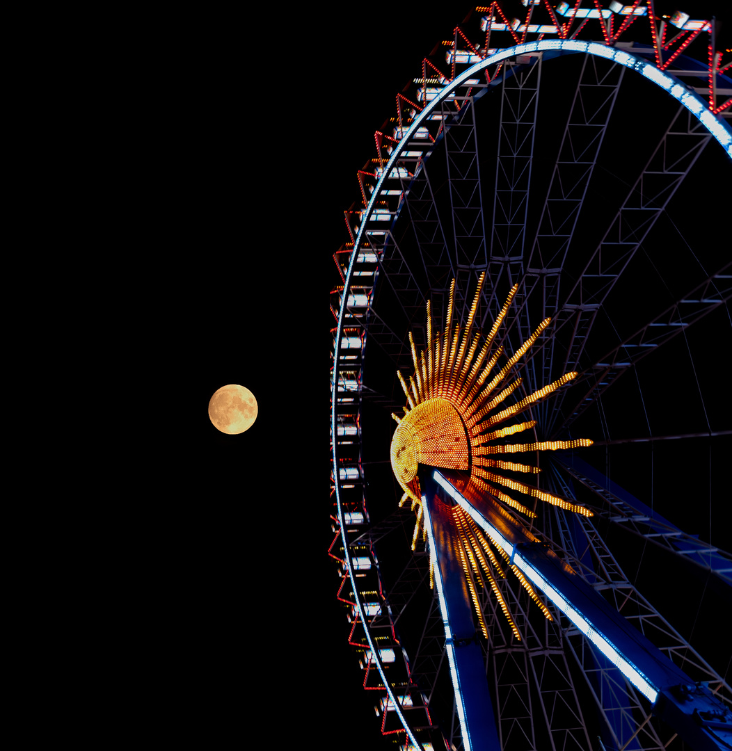 Der Vollmond will auch Riesenrad fahren:-)