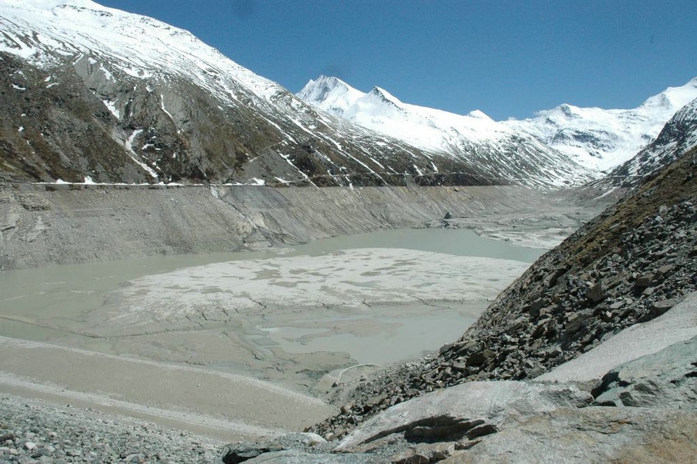 Der vollständig entleerte Stausee Mattmark im Saastal - Wallis