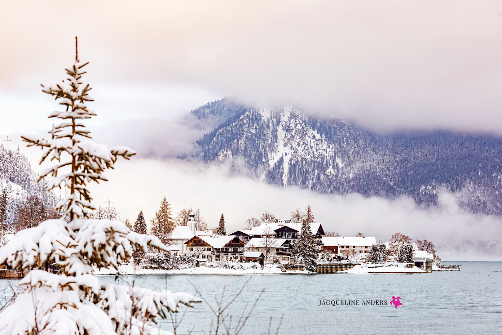 Der vom Schnee eingehüllte Walchensee