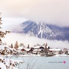 Der vom Schnee eingehüllte Walchensee