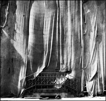 - der Vorhang hebt sich -