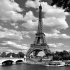 Der vorolympische Eiffelturm samt Pont d'Iéna und Seine. Frankreich