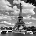Der vorolympische Eiffelturm samt Pont d'Iéna und Seine. Frankreich