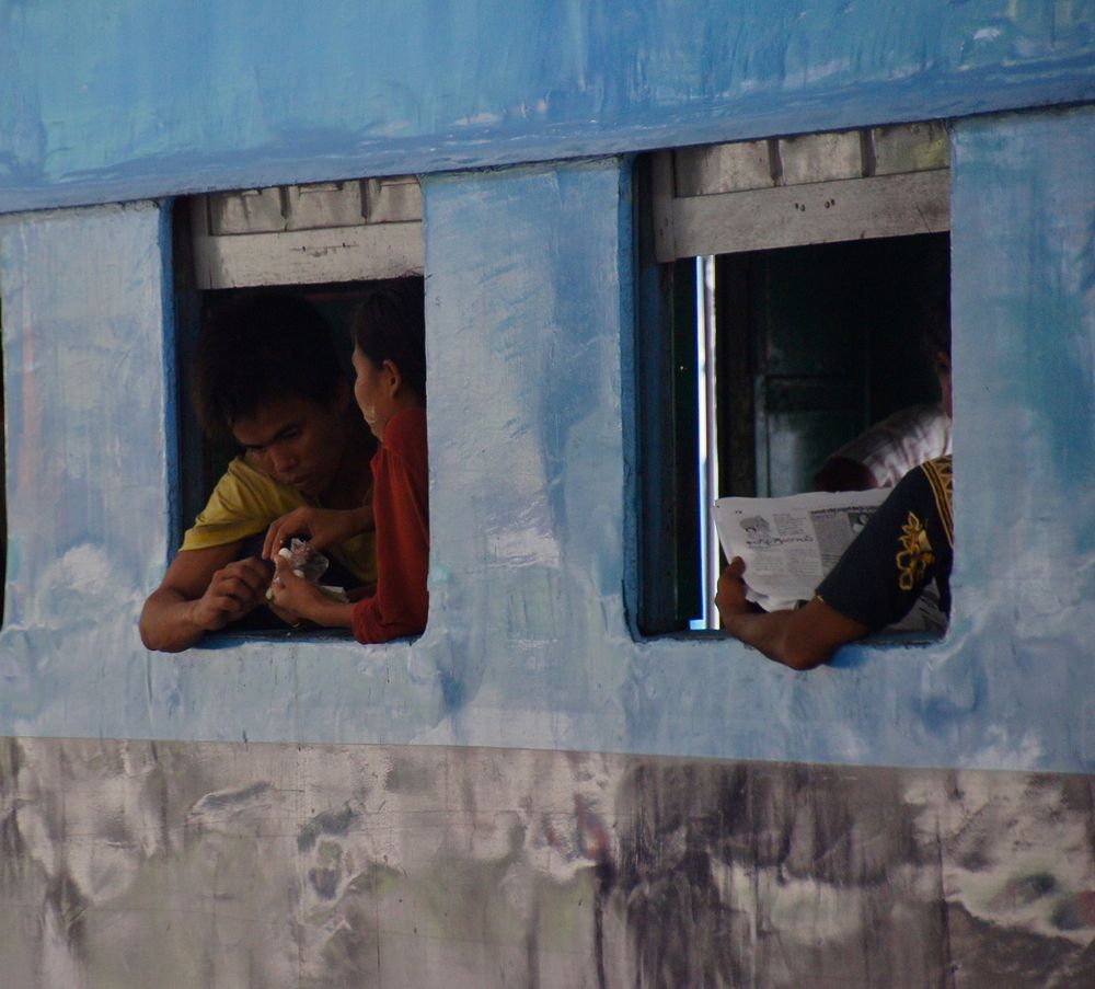 der vorortezug, yangon, burma 2011