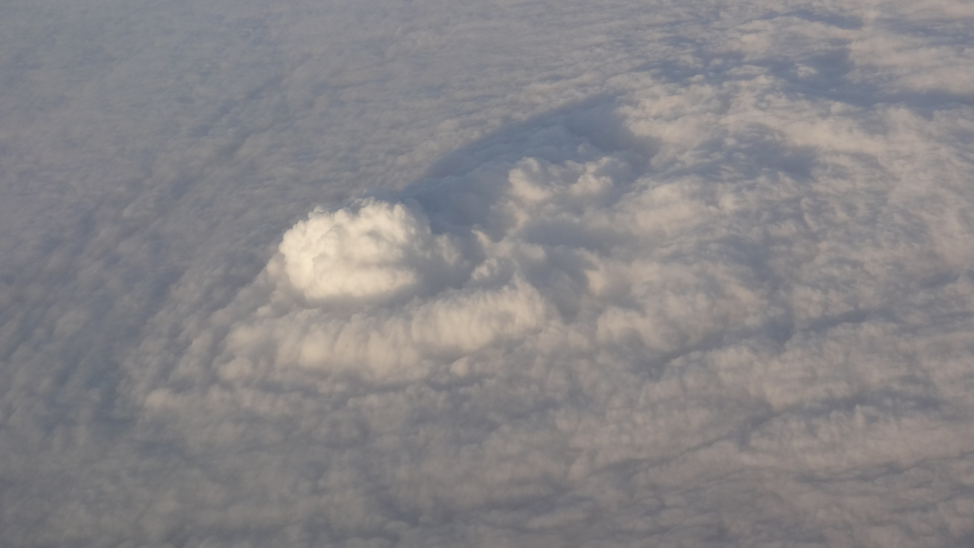 Der Vulkan auf der Wolkendecke