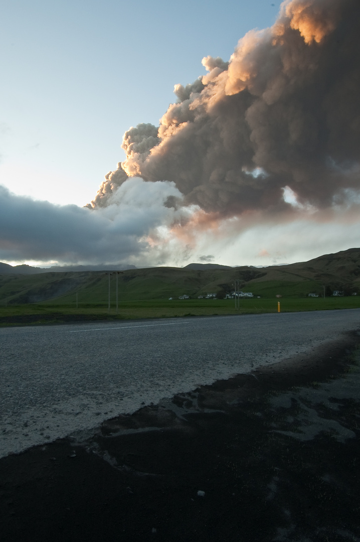 Der Vulkan Eyjafjallajökull und seine Aschewolke von Skógar aus gesehen