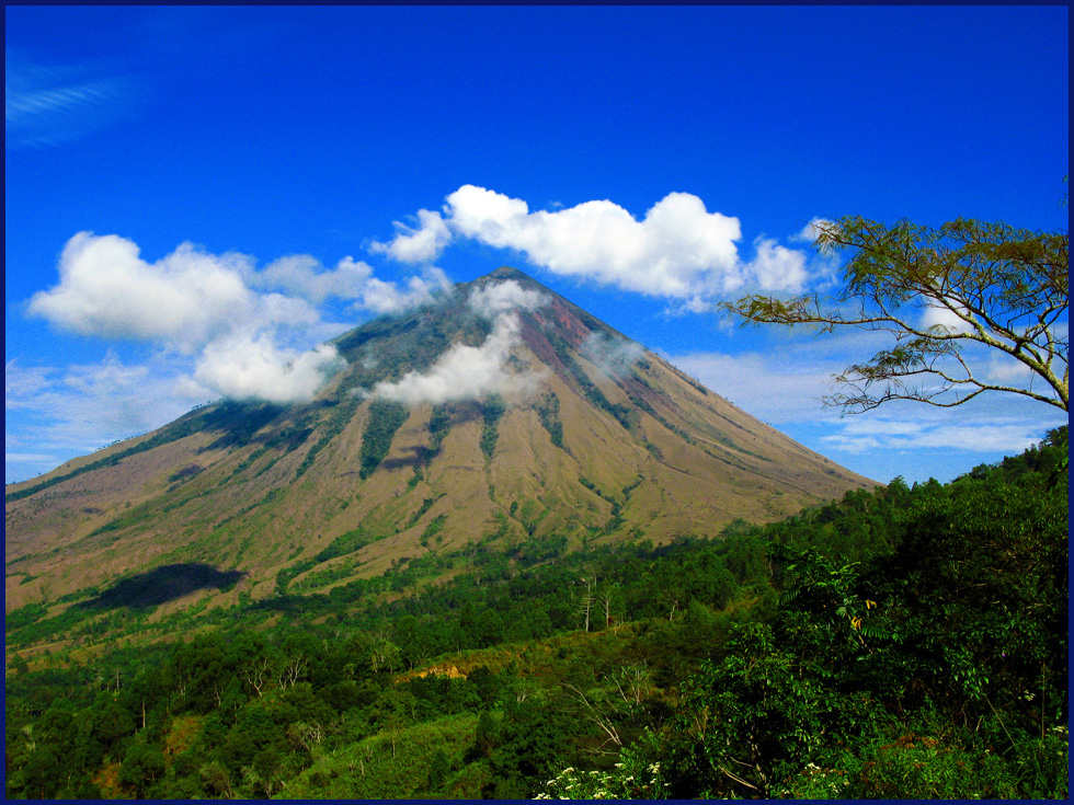 Der Vulkan Gunung Inerie bei Bajawa-Flores/Indonesia Foto ...