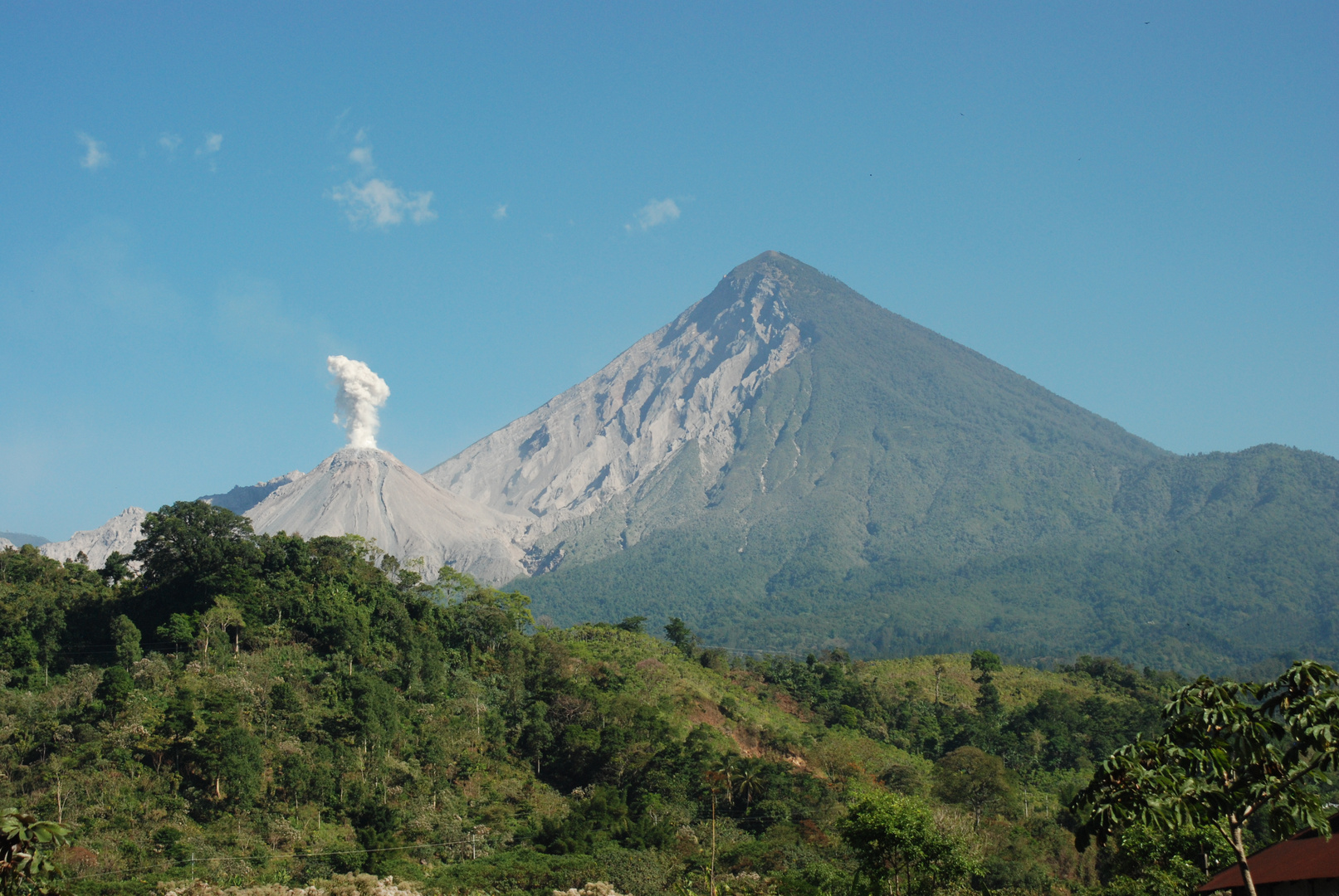 Der Vulkan Santa Maria 3772m und der Domvulkan Santiaguito