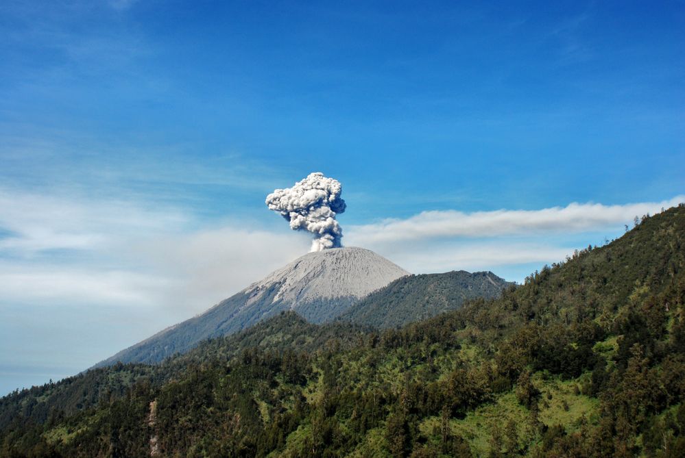 Der Vulkan Semeru 3676m auf Java  Foto Bild world 