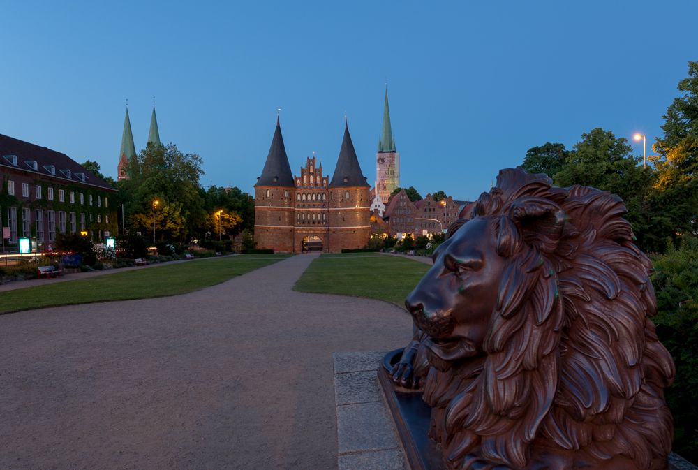 Der - Wachende Löwe - vor dem Holstentor