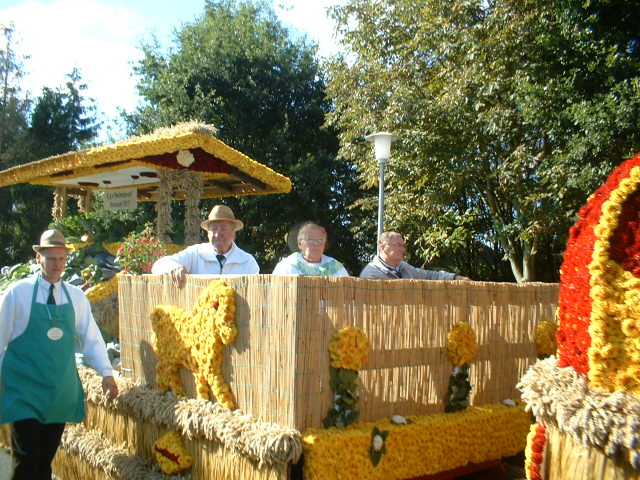 Der Wagen der Borssumer Schrebergärtner beim Erntefest 2005