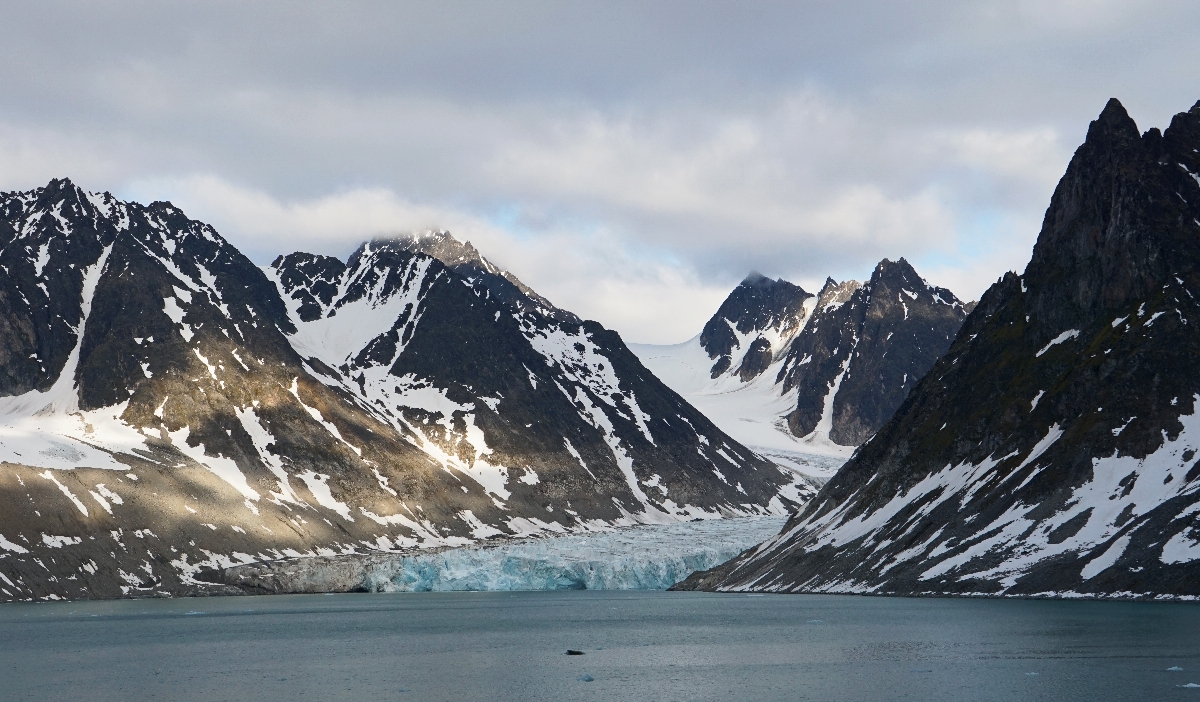 Der Waggonwaybreen mündet in den Magdalenefjord in Svalbard