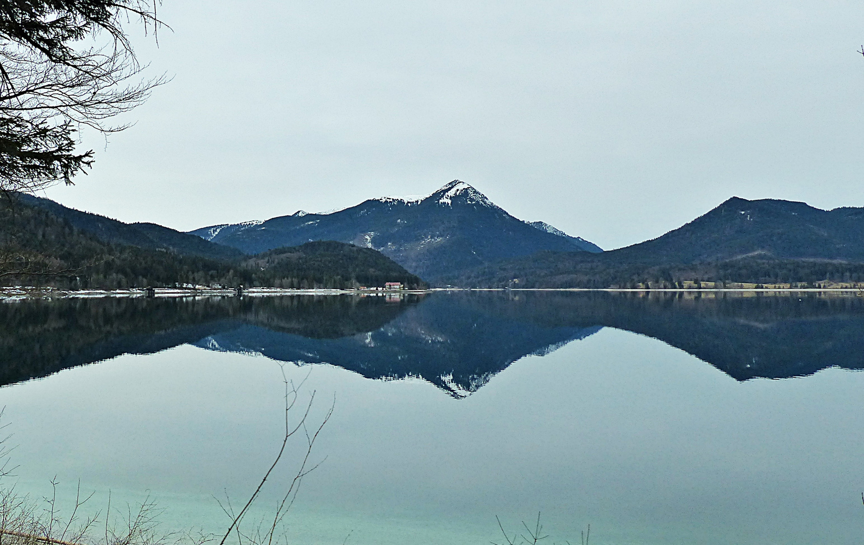 Der Walchensee mit Niedrigwasser