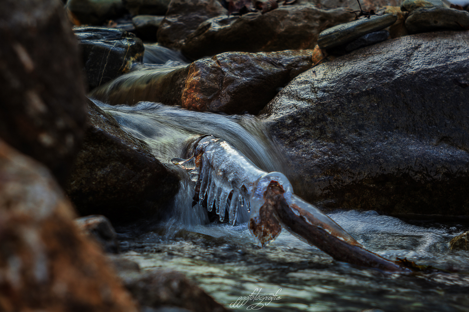 Der Wallbach im eisigen Winter