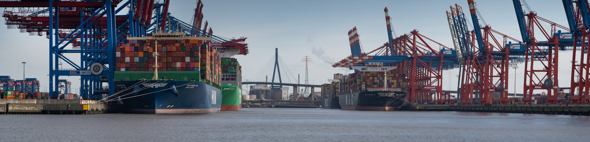 Der Waltershofer Hafen an einem der wenigen sonnigen Tage der letzten Wochen