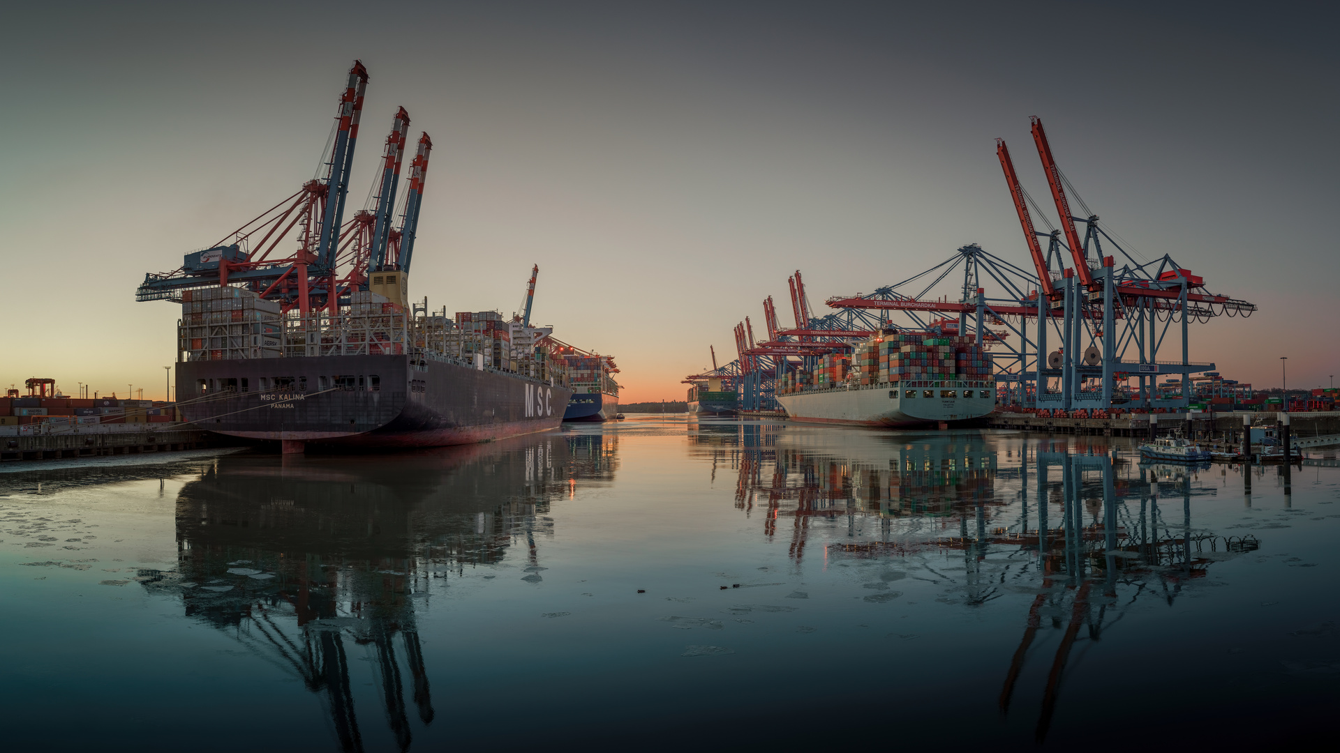 Der Waltershofer Hafen in Hamburg am frühen Nachmittag bei -9 